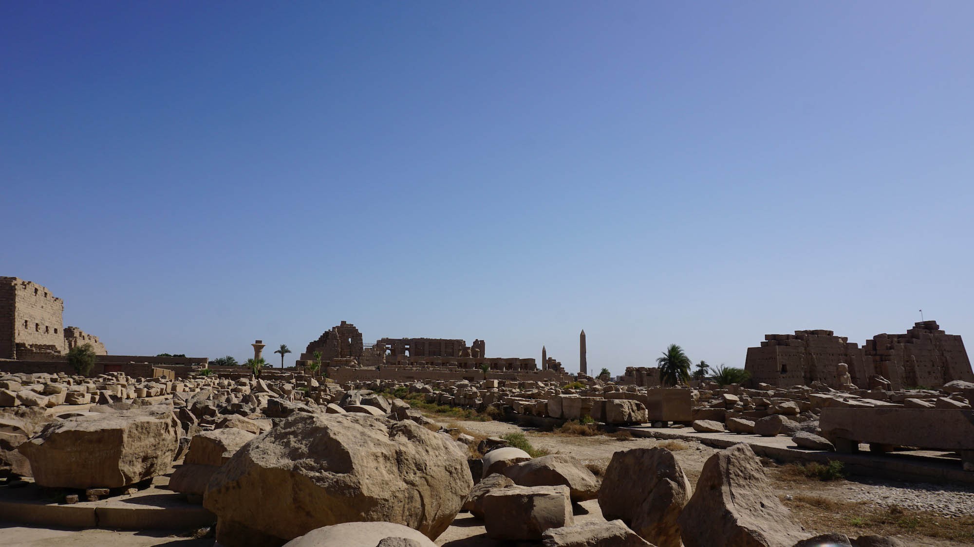 Karnak Temple后面堆着坍塌的石块，这样零碎，该如何重建？